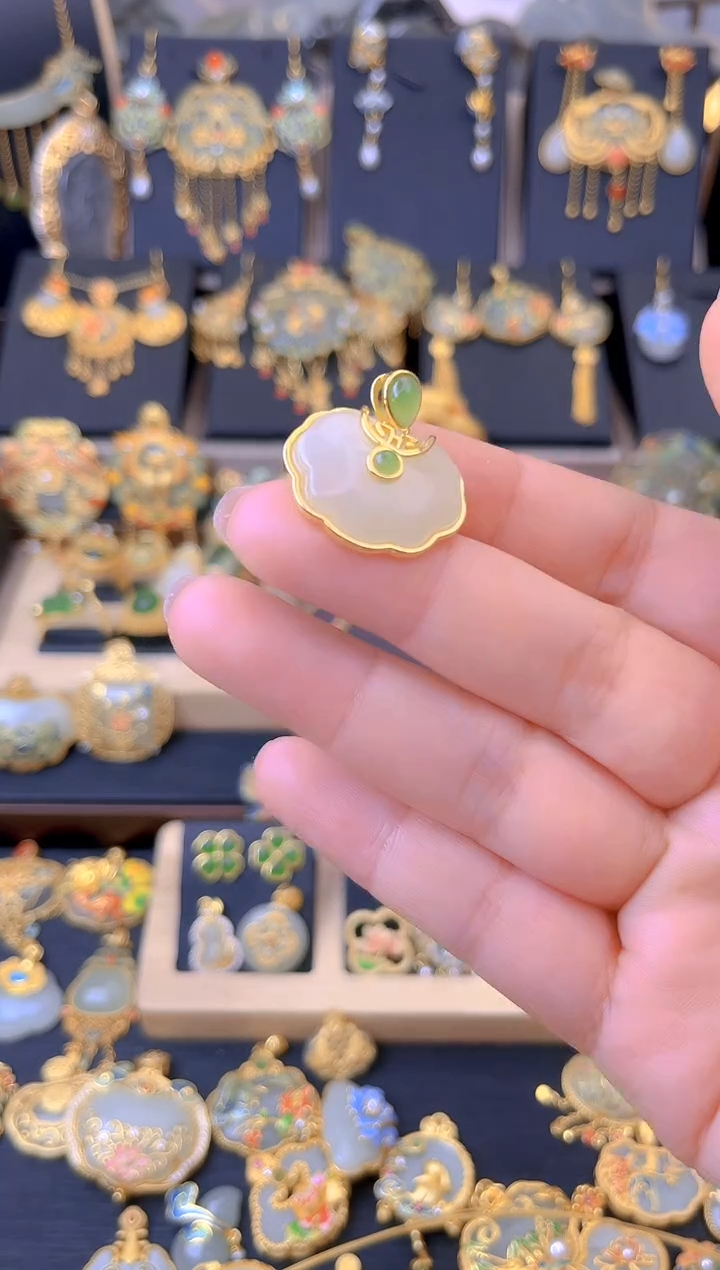 【闪购商品】和田玉吊坠银S925镀金镶嵌水滴祥云如意锁吊坠