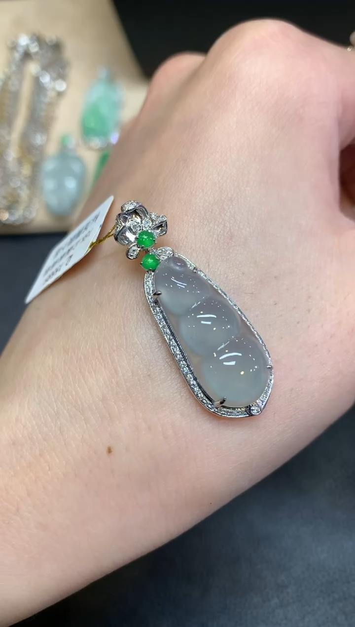 【闪购商品】翡翠颈饰18K金镶嵌福豆【无服务费】