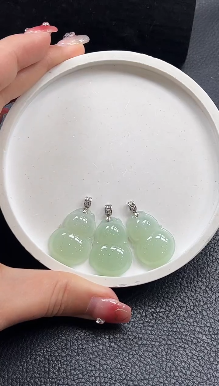 【闪购商品】翡翠颈饰18K金镶嵌葫芦多样性发1件