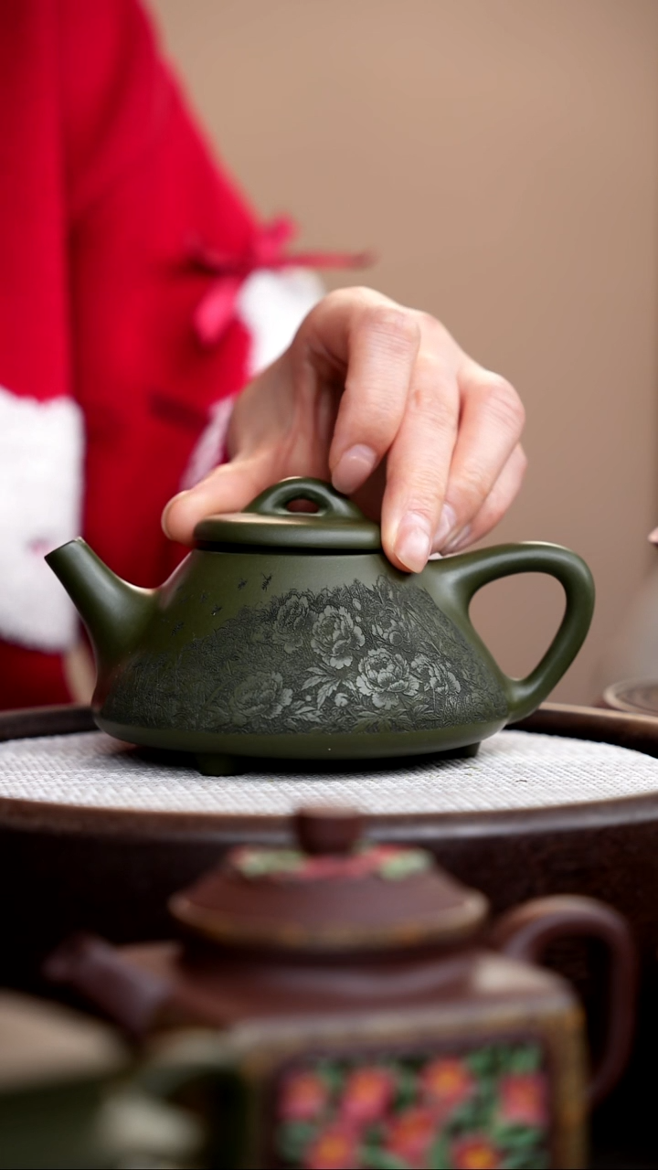 茶壶紫砂民国绿子冶石瓢刻牡丹