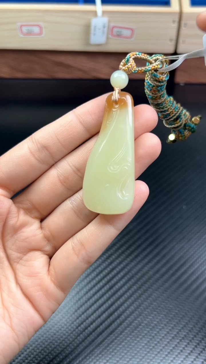 吊坠(赠链)未镶嵌和田玉若羌微色差m