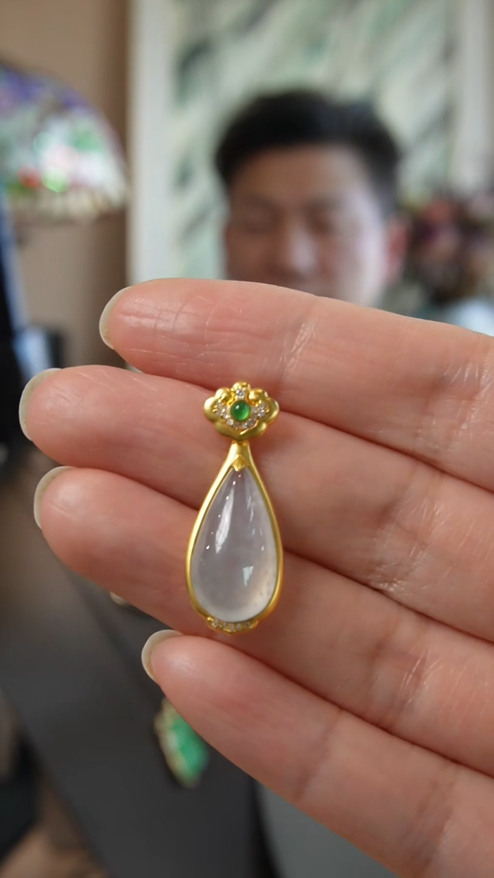 【闪购商品】翡翠吊坠(不含链)18K金镶嵌天然缅甸翡翠吊坠