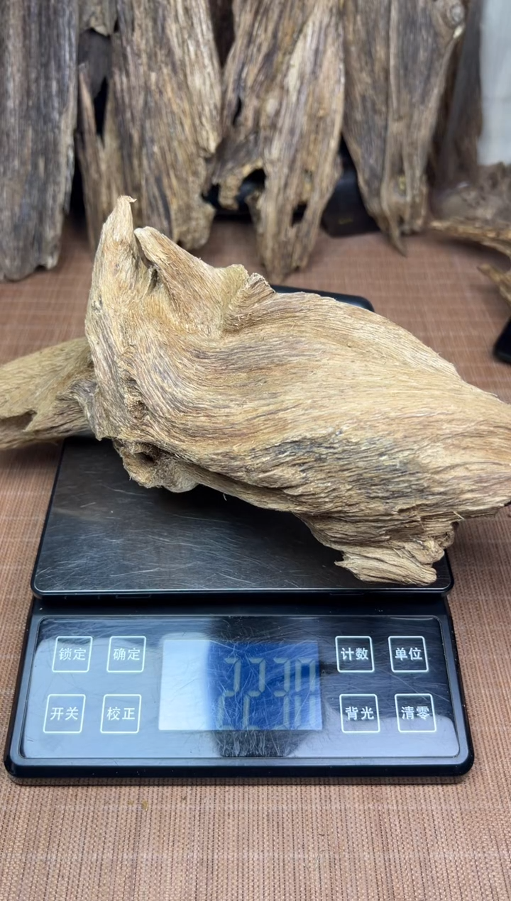 【闪购商品】沉香摆件《达拉干》原料