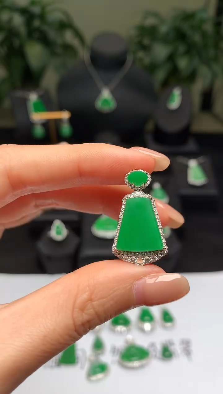 颈饰18K金镶嵌翡翠无事牌