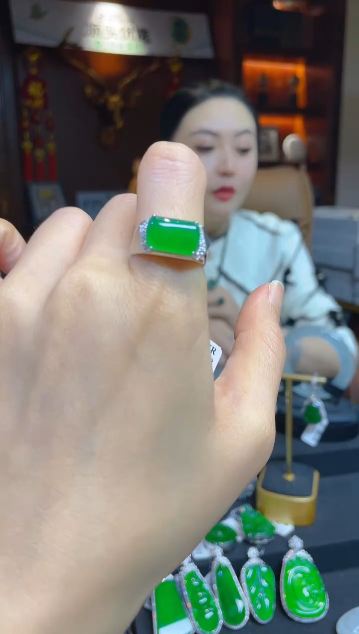 【闪购商品】翡翠戒指18K金镶嵌115096天然A货翡翠戒指