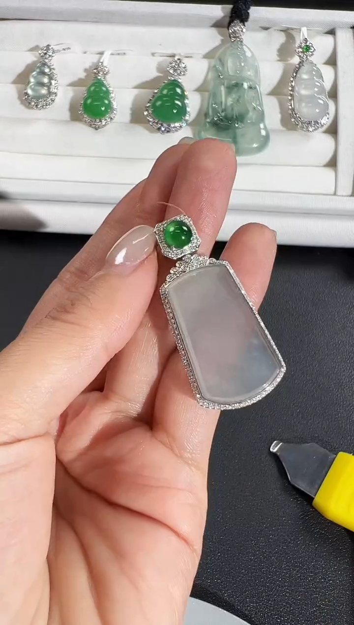 颈饰18K金镶嵌翡翠KDF1221-097