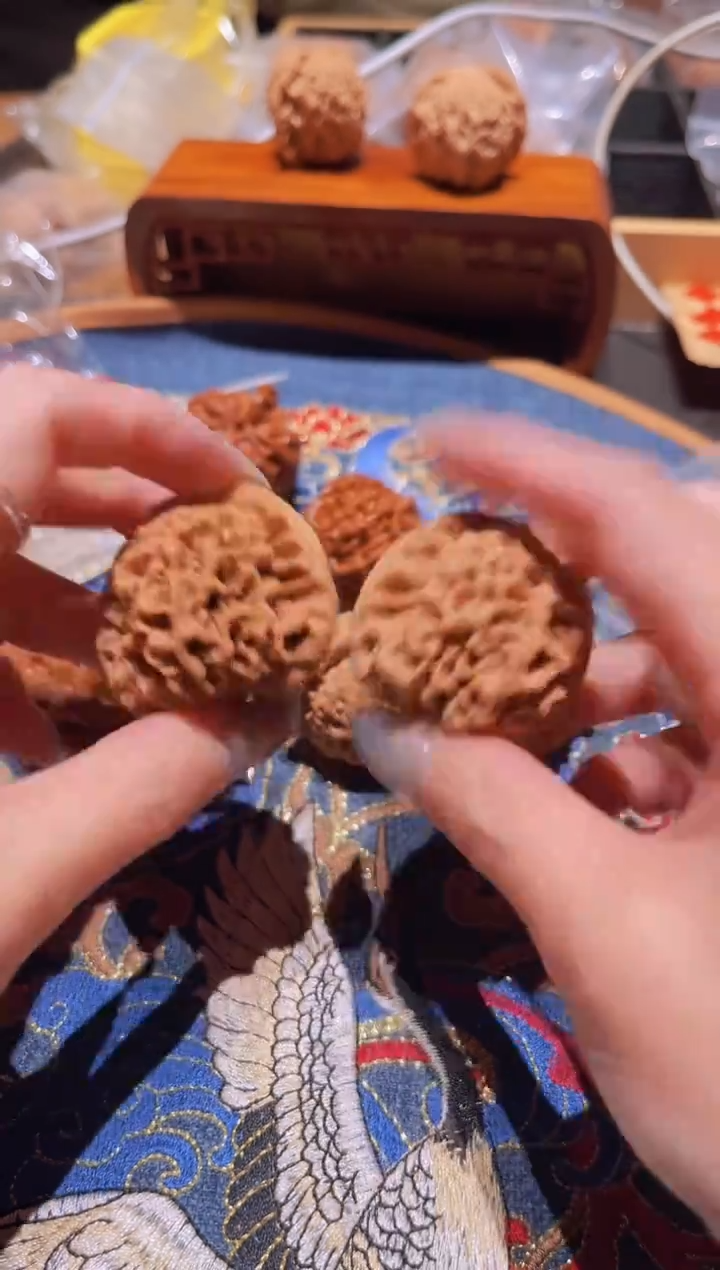 把件文玩核桃057 （有一点残留果实）