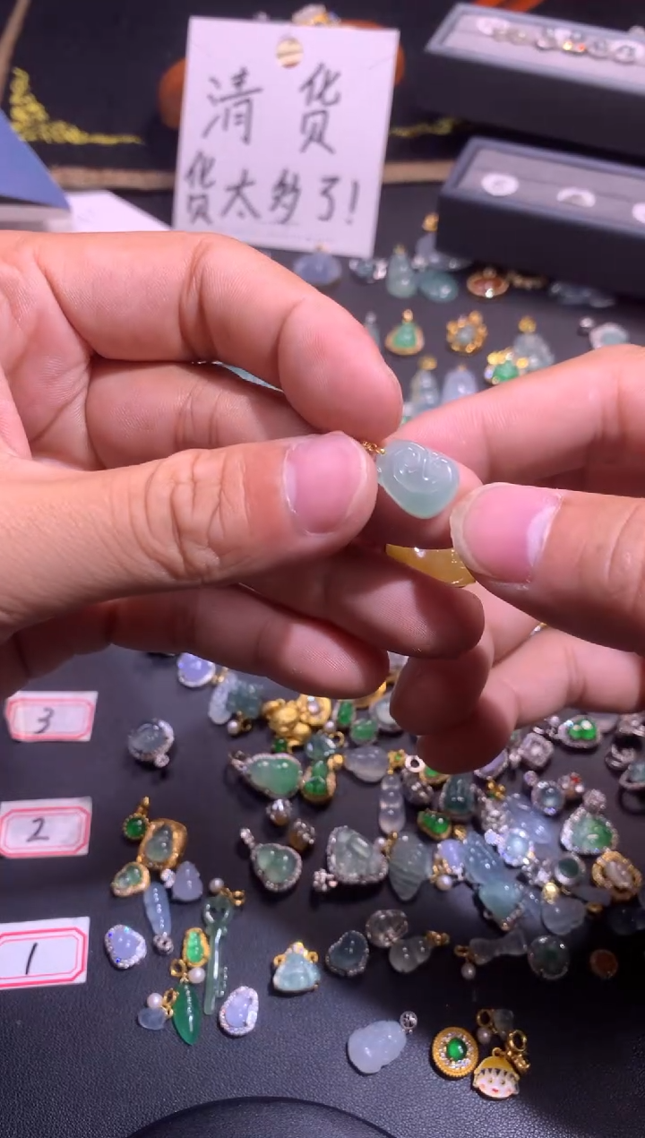 翡翠18K金镶嵌吊坠(不含链)111