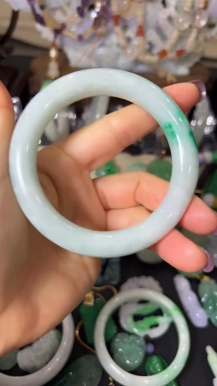 颈饰未镶嵌翡翠镯子