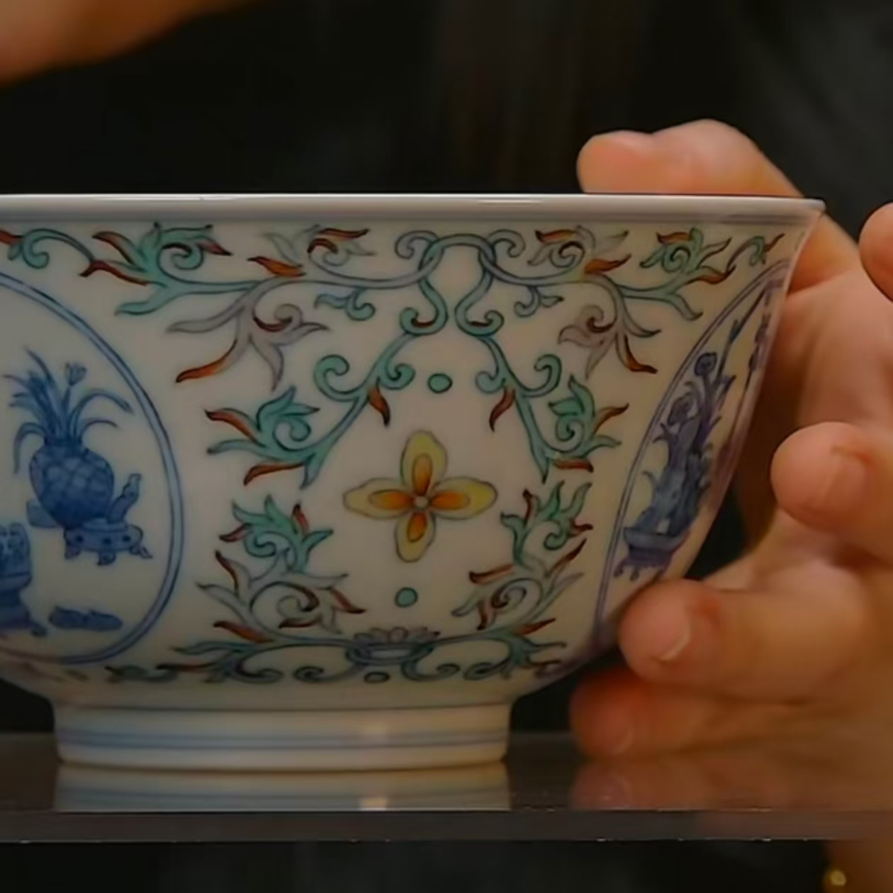 清   斗彩四面开窗碗