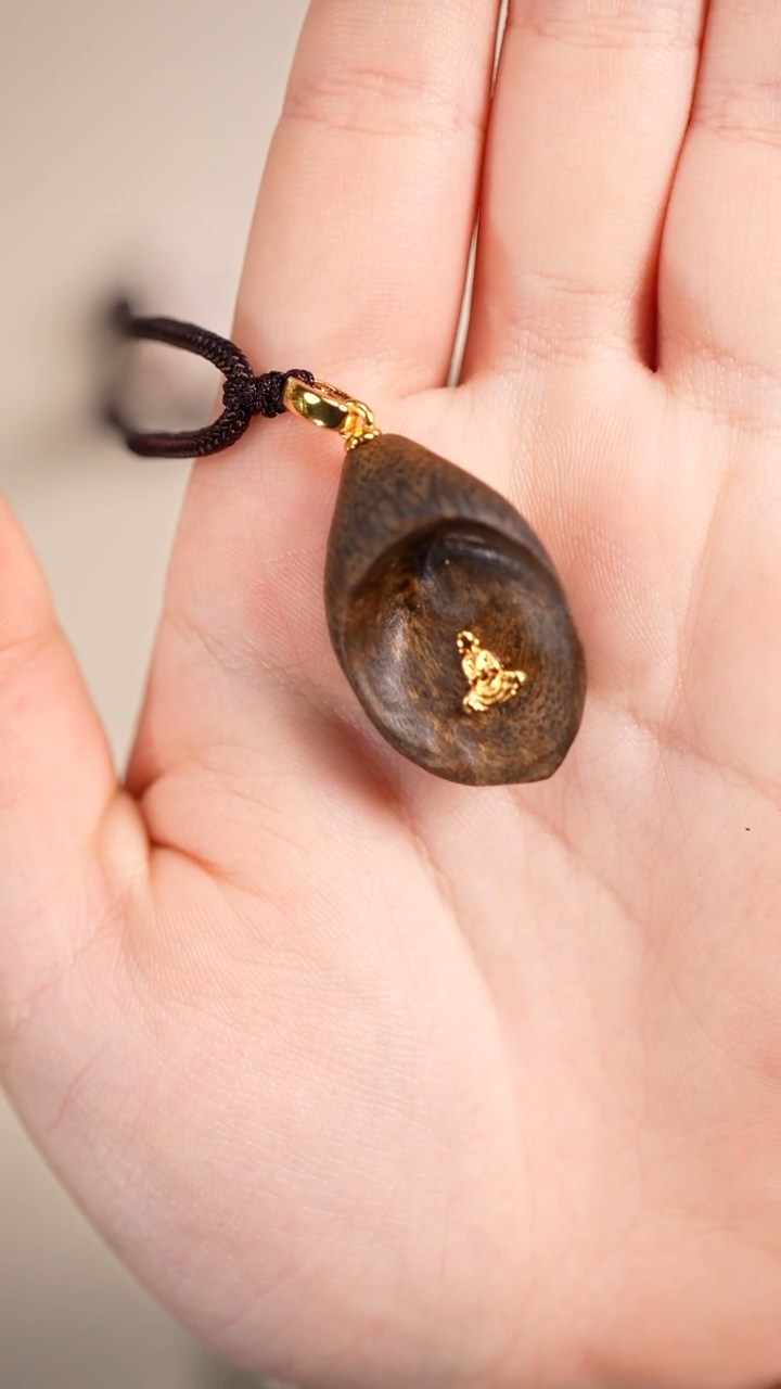 沉香吊坠设计款沉水包壳随型吊坠2.74克+ 多样性发一