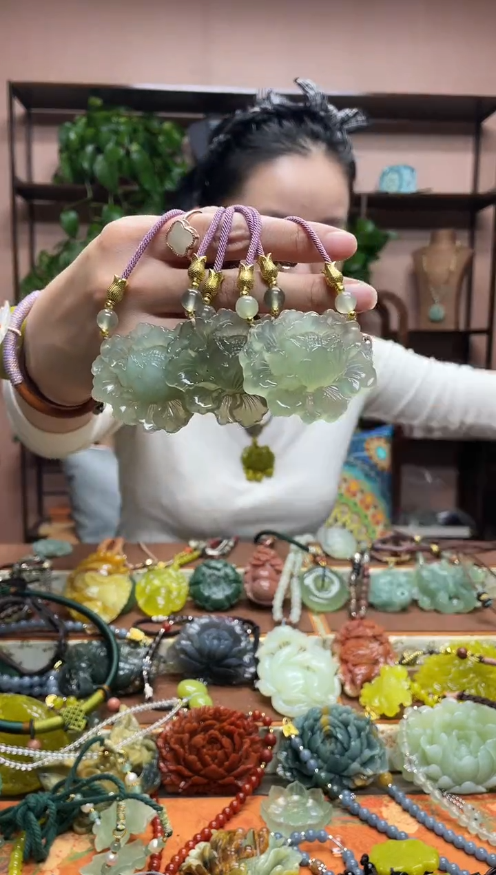 未镶嵌岫玉吊坠多样性发货发其中之一