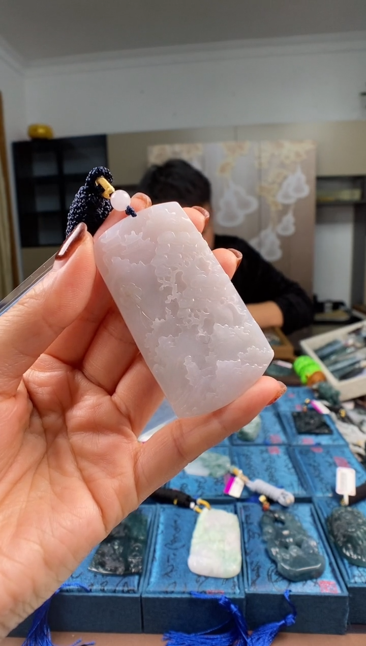 颈饰未镶嵌翡翠 多样性发其一