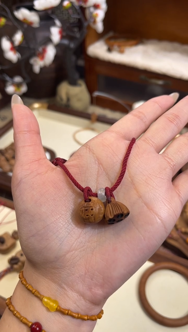 手串桃核【桃缘行】红绳「福气莲莲」桃木桃核辟、挡、驱、护 红绳可调节