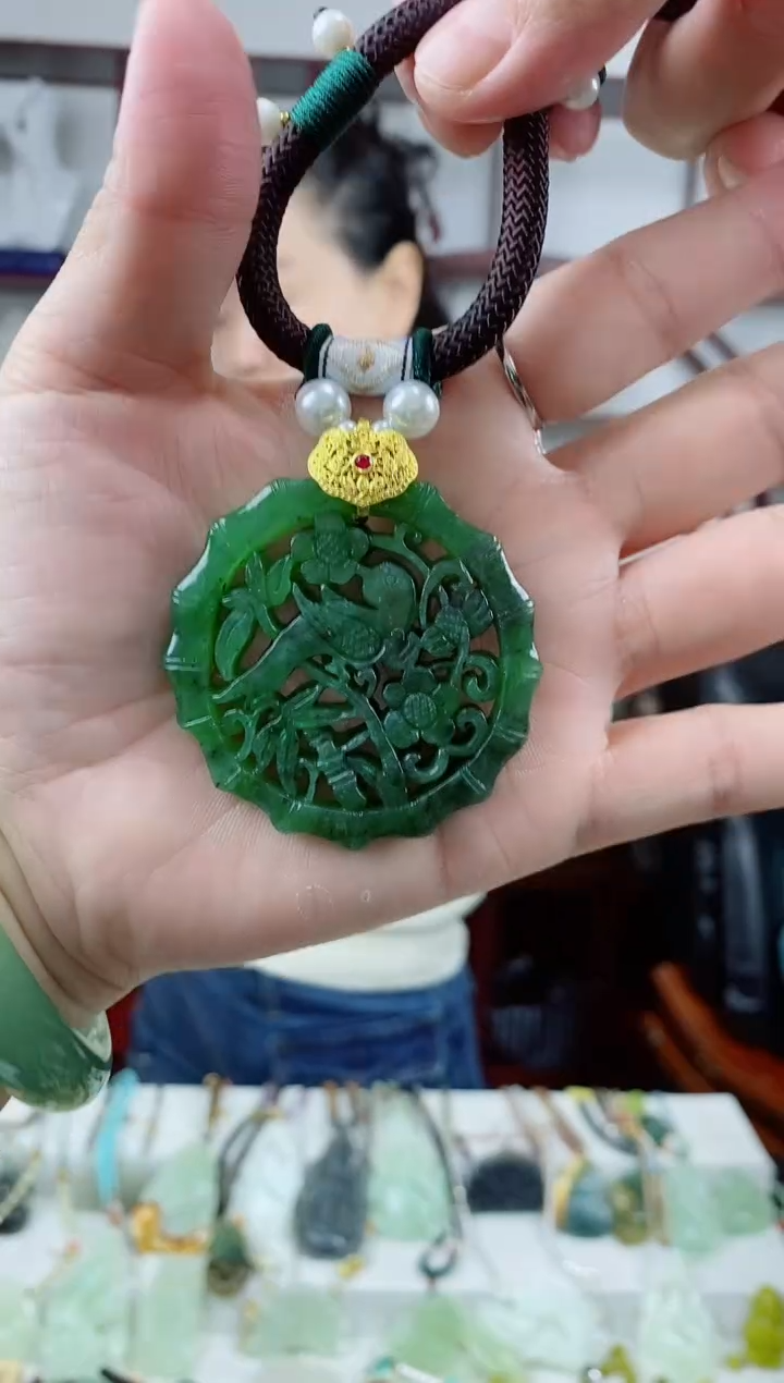 颈饰未镶嵌和田玉喜上眉梢