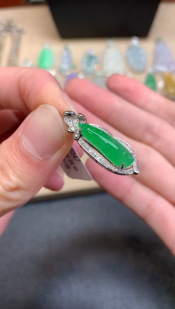 【闪购商品】翡翠颈饰18K金镶嵌福瓜【无服务费】