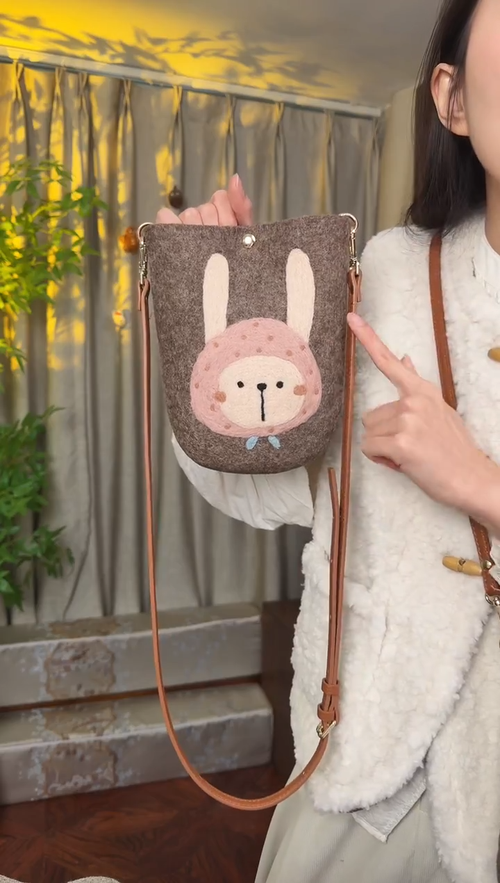 羊毛非遗羊毛毡包 手机包兔子