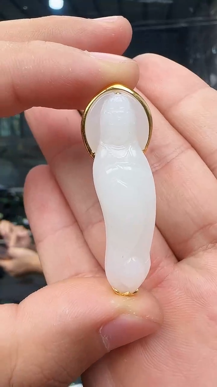颈饰18K金镶嵌和田玉观音