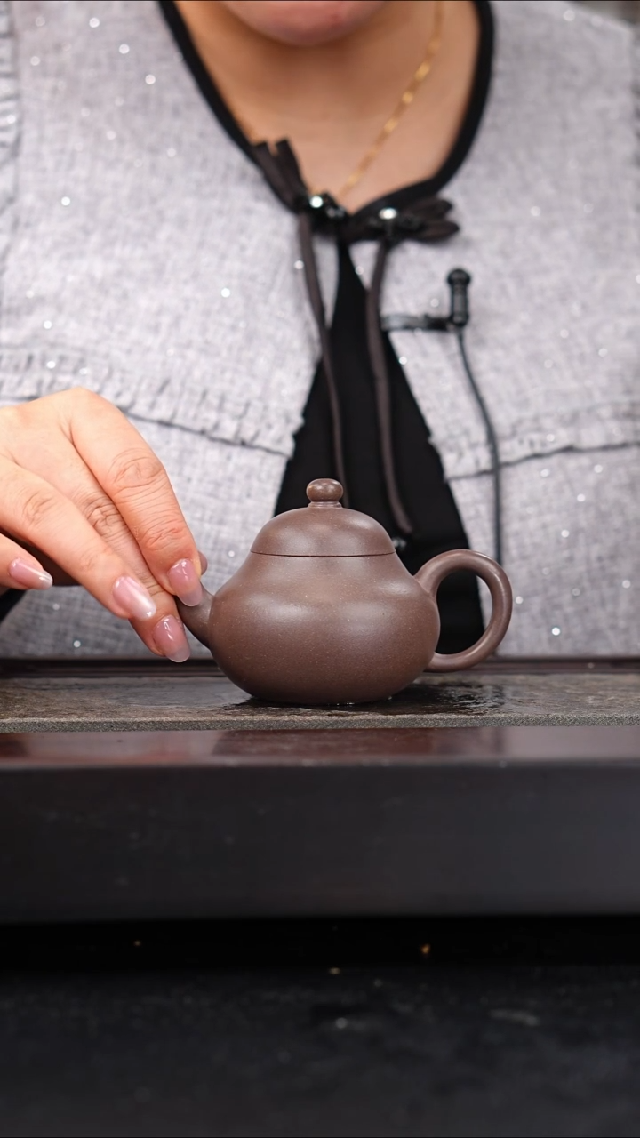 茶壶紫砂大水潭天青梨形暗肝色130cc朱启华