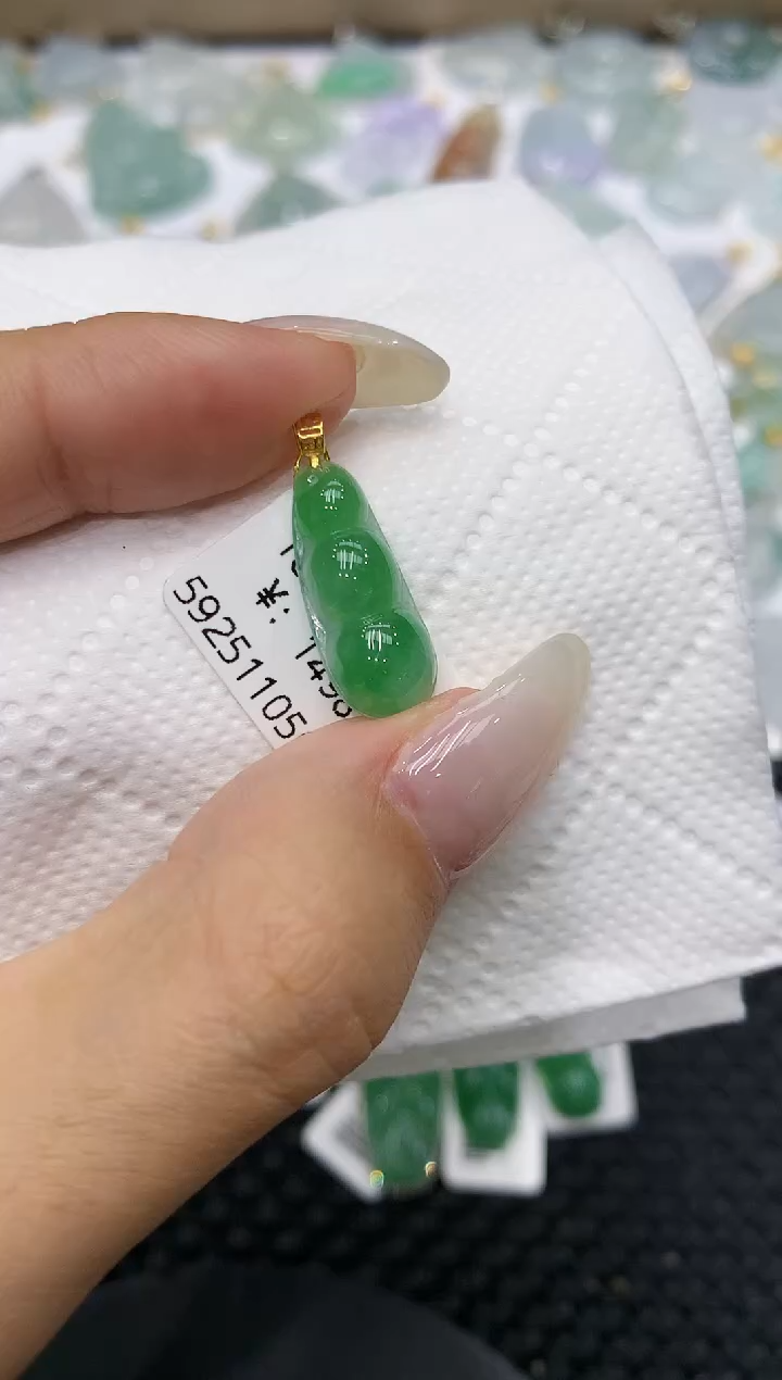 颈饰18K金镶嵌翡翠111111111111