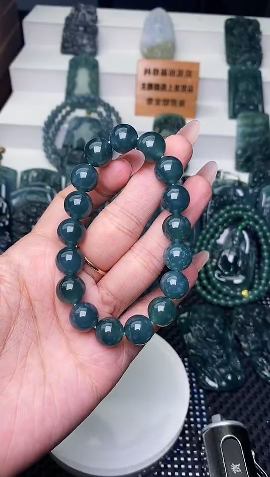 颈饰未镶嵌翡翠 