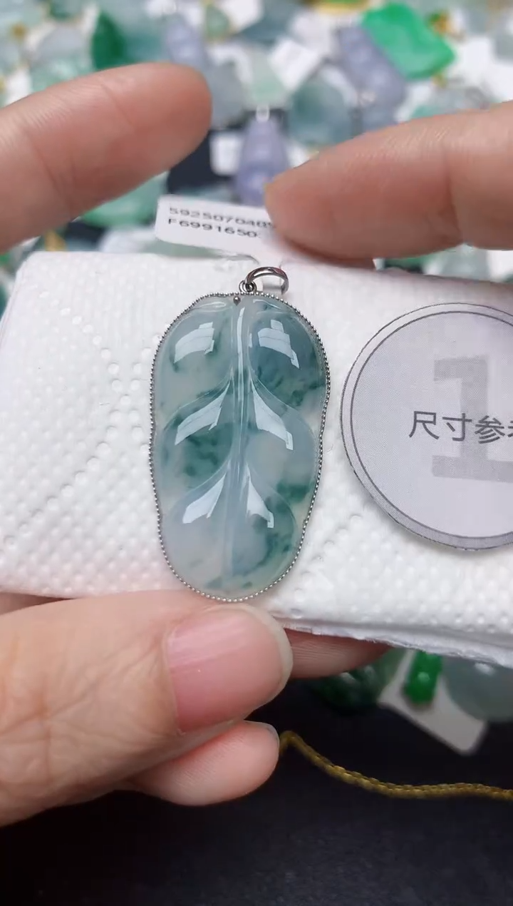 颈饰18K金镶嵌翡翠天然翡翠A货