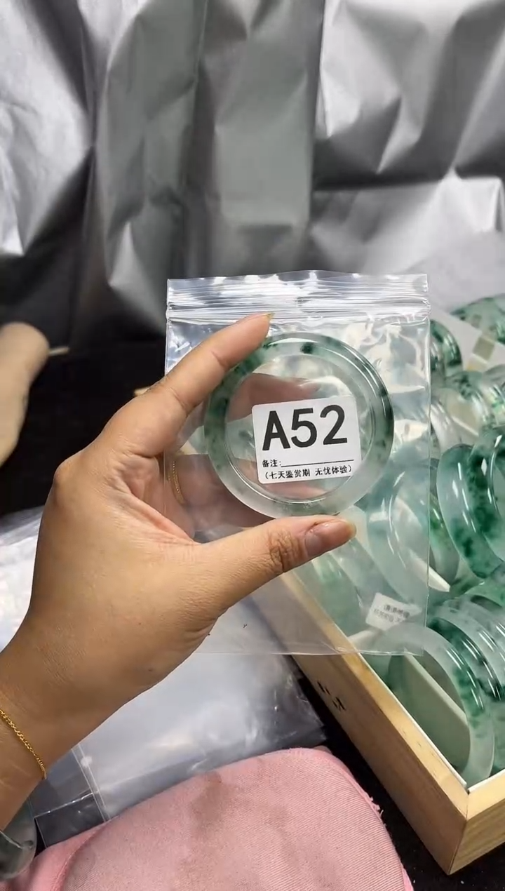 【闪购商品】石英岩玉手镯未镶嵌A52