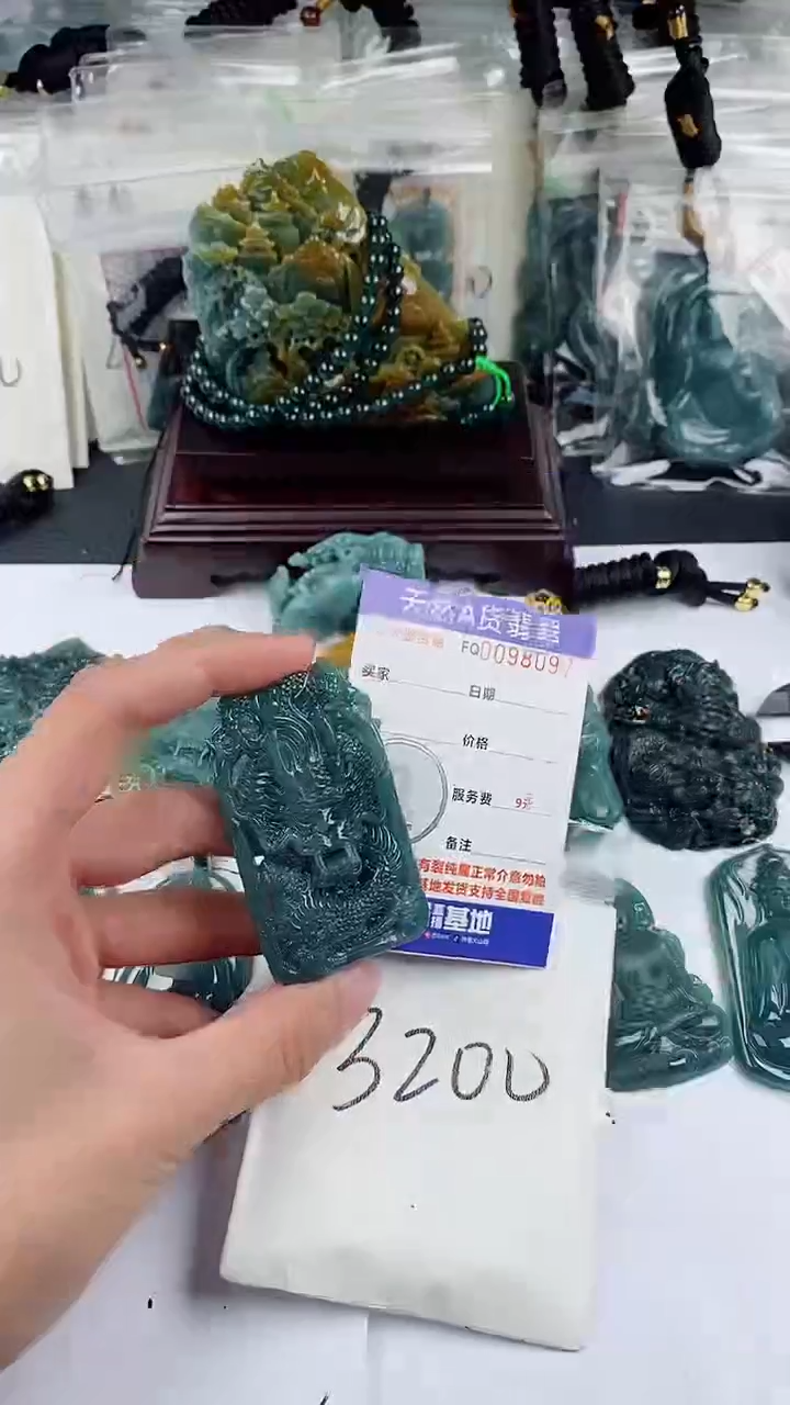 【闪购商品】翡翠颈饰未镶嵌            