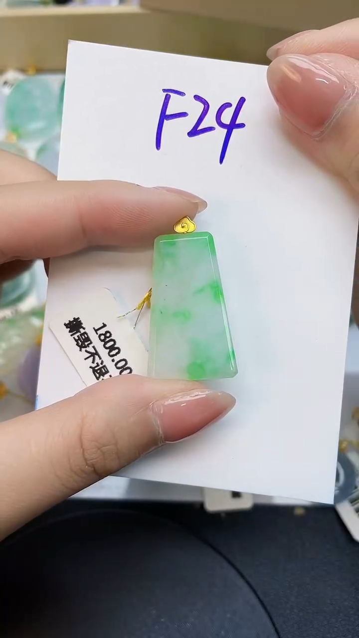 翡翠18K金镶嵌颈饰0000000000