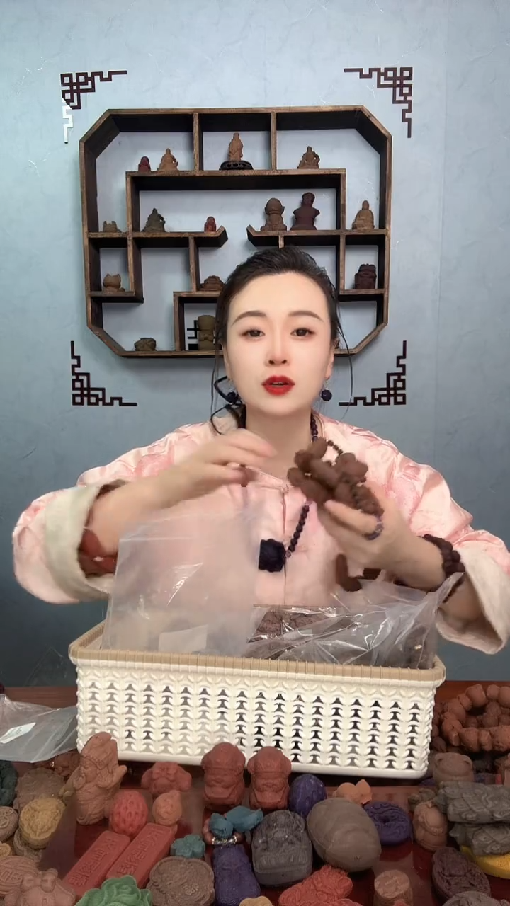 泥塑月华玉桂狗+灵芝珠（斜跨）