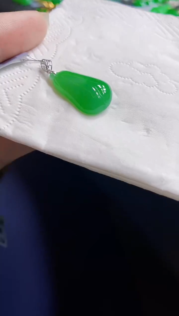 翡翠18K金镶嵌颈饰瓜