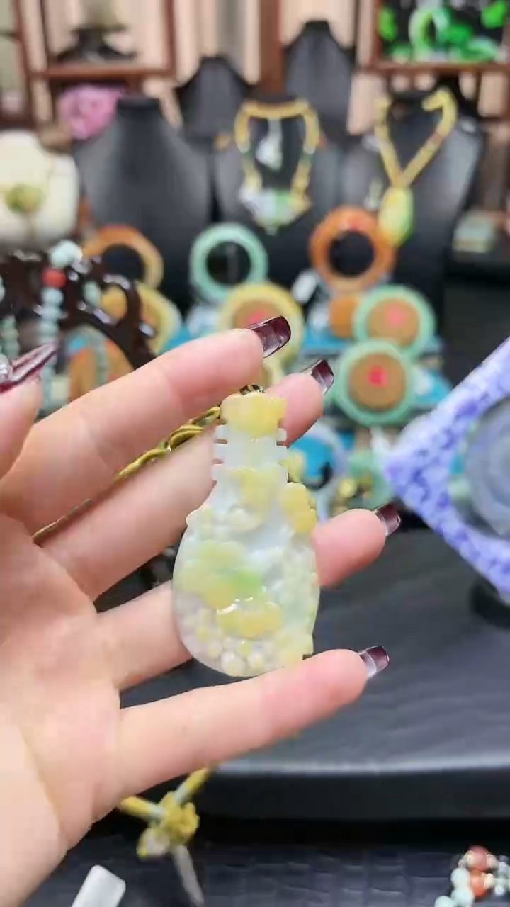 【闪购商品】翡翠颈饰未镶嵌琵琶