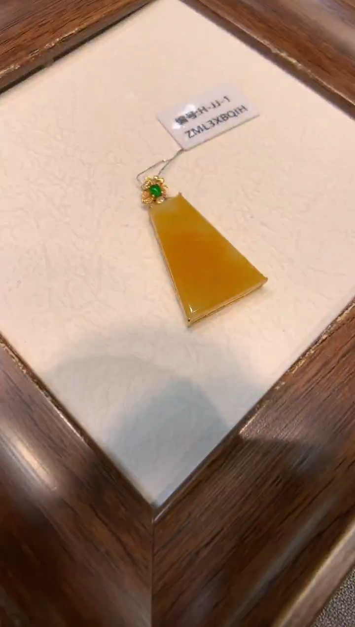 颈饰18K金镶嵌翡翠无事牌