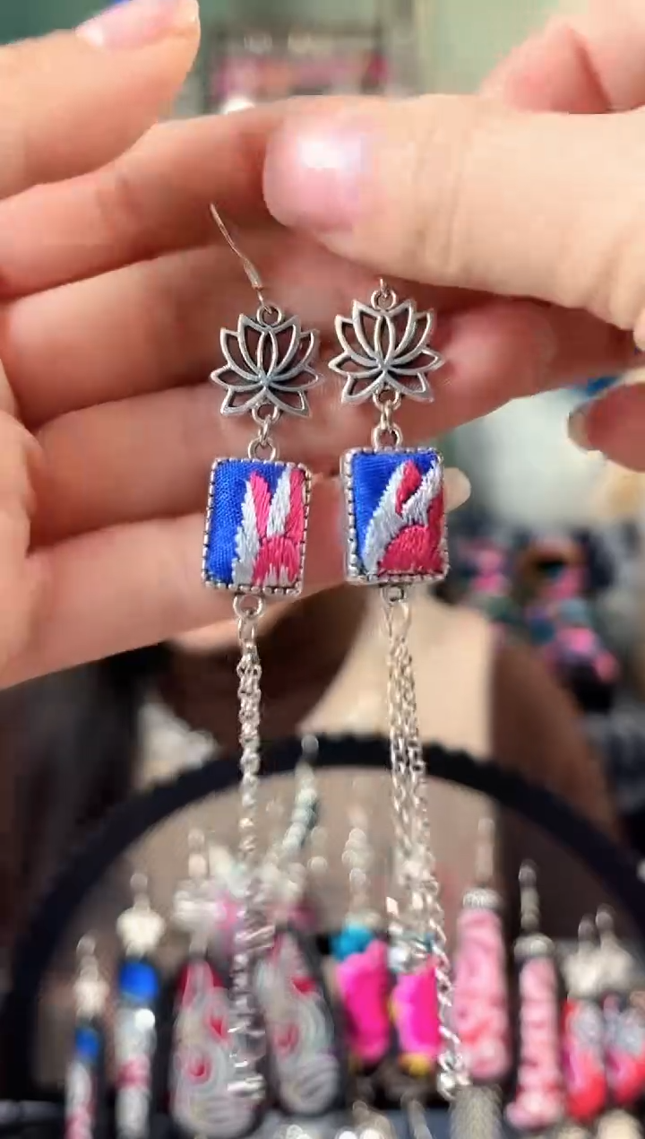 彩云南阁非遗老绣饰品152*