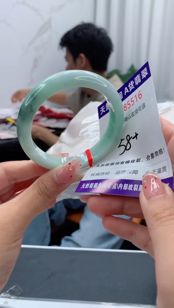 未镶嵌手镯翡翠有纹，完美者勿拍