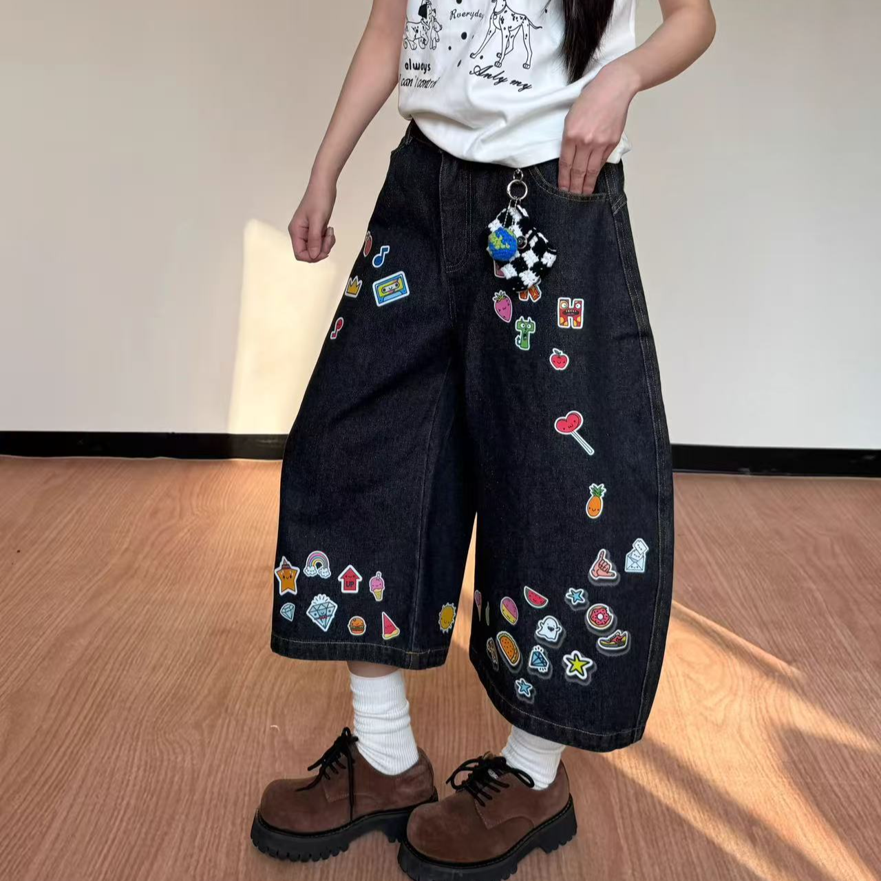 B1-3两色“卡通贴纸”七分牛仔裤（5030）