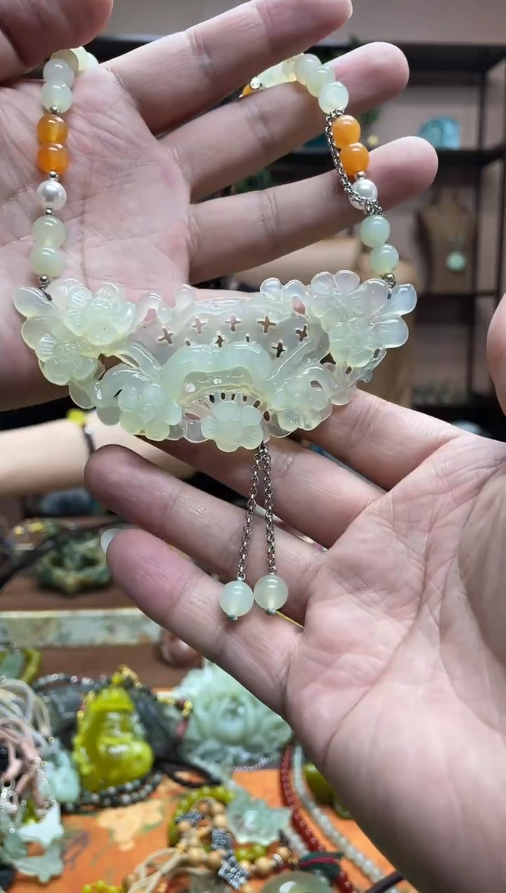 未镶嵌岫玉颈饰·