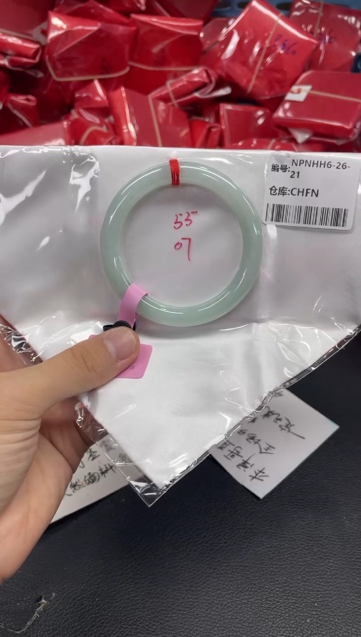 翡翠手镯未镶嵌翡翠手镯