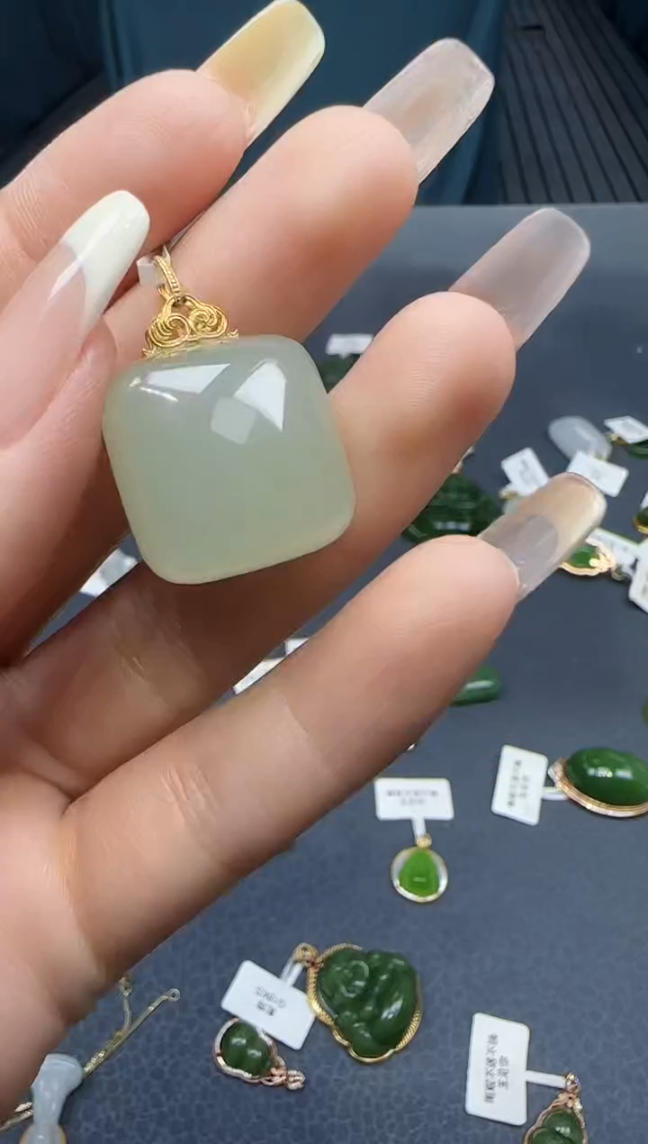 【闪购商品】和田玉挂件18K金镶嵌1