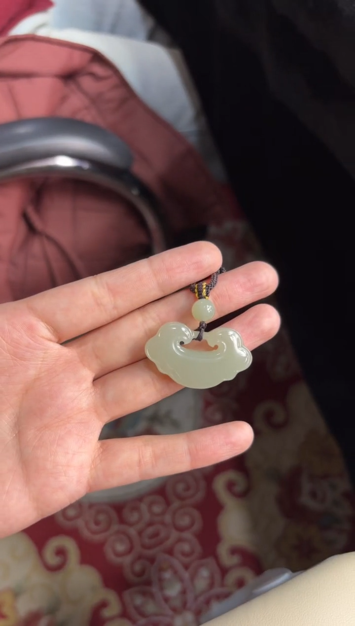 【闪购商品】和田玉吊坠(赠链)未镶嵌且末微色差近矿吊坠