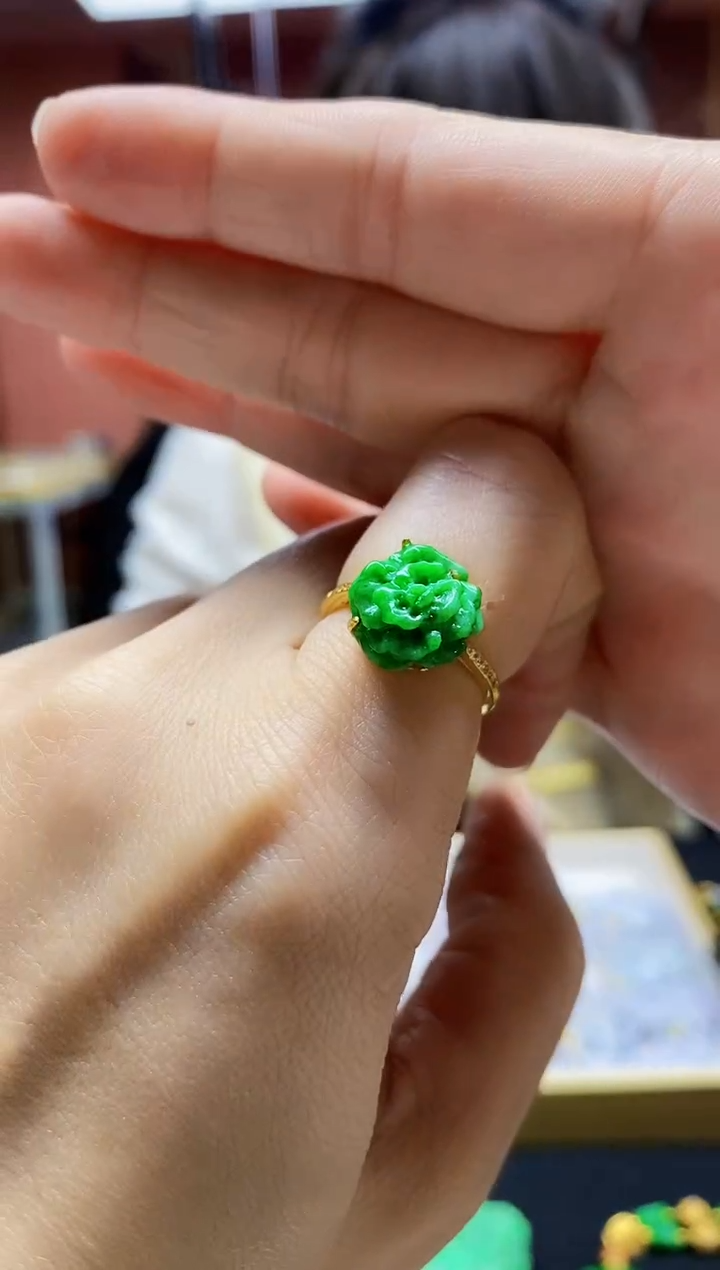 颈饰未镶嵌翡翠戒指