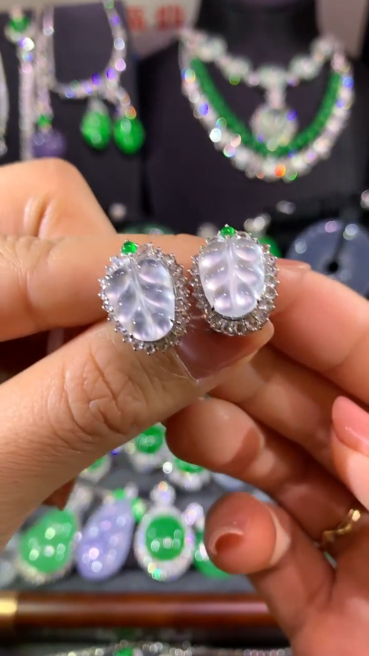 18K金镶嵌翡翠耳饰耳钉