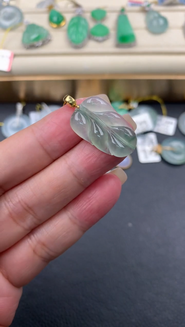 【闪购商品】翡翠颈饰18K金镶嵌Q664      