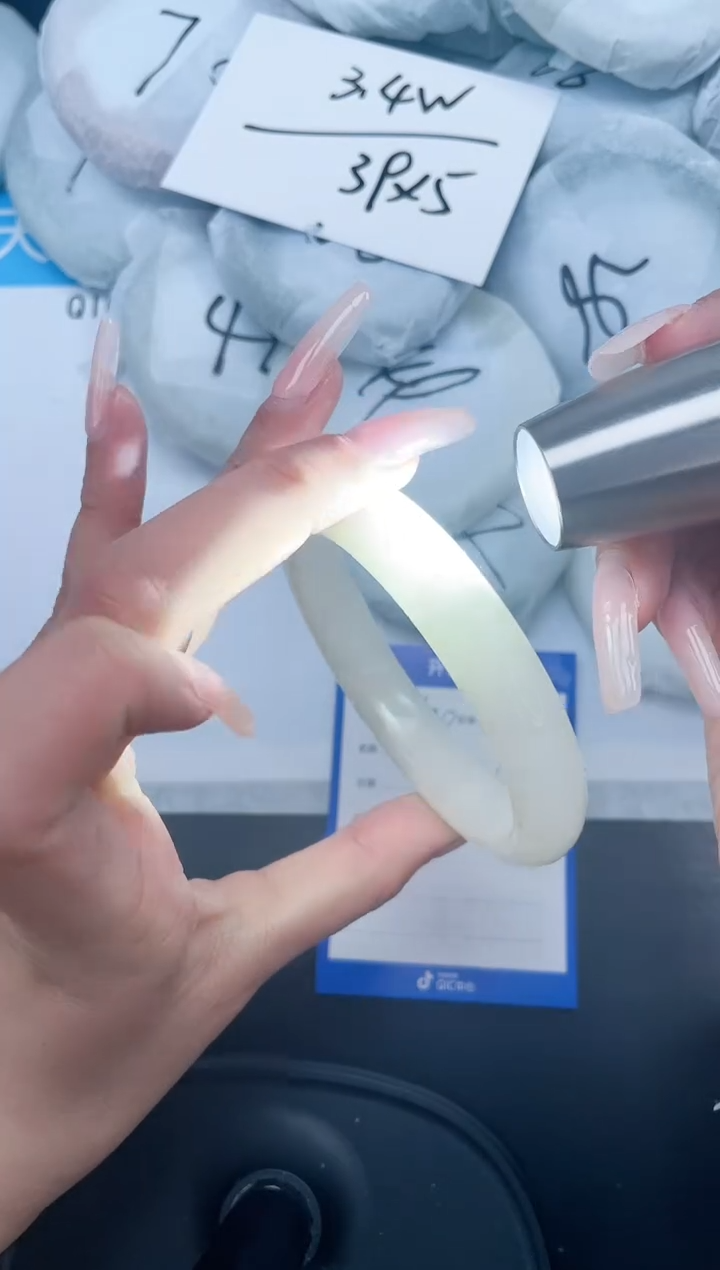 【闪购商品】石英质玉手镯未镶嵌440-