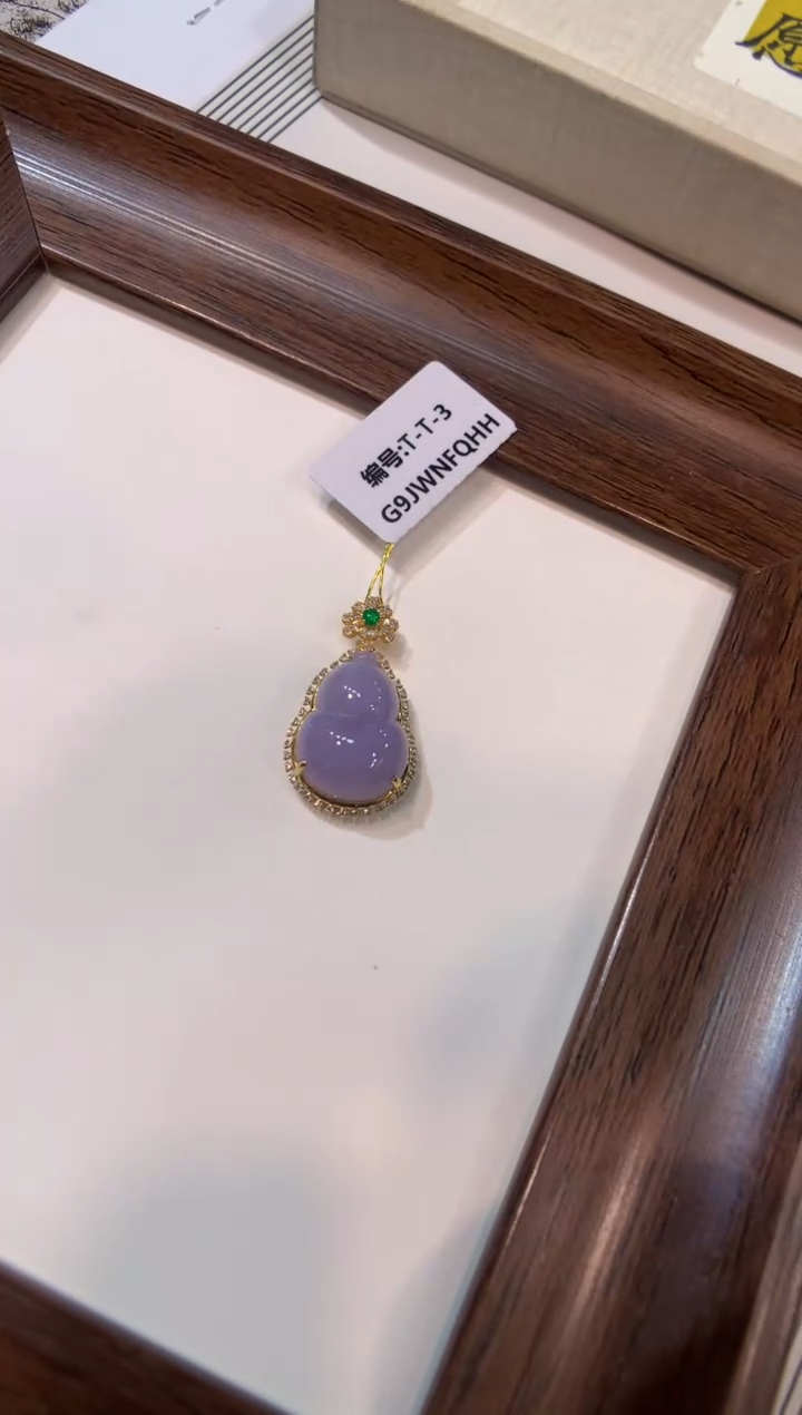 颈饰18K金镶嵌翡翠很*葫芦