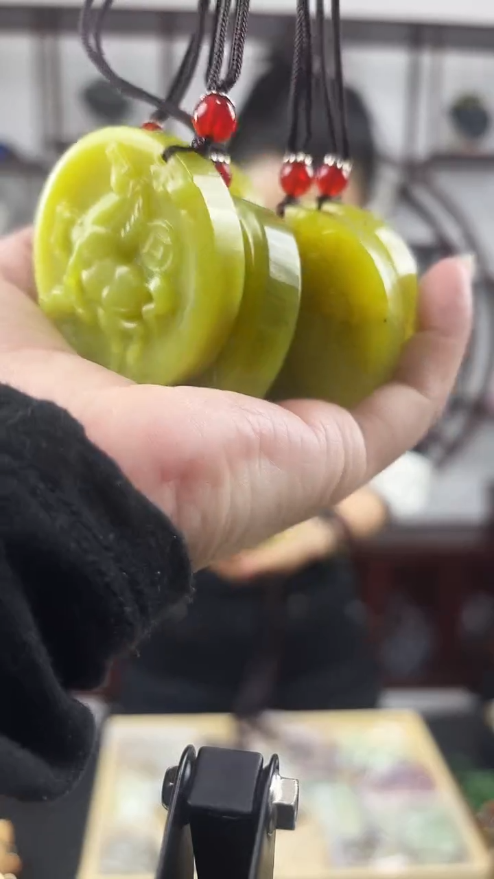 未镶嵌岫玉颈饰马随机发