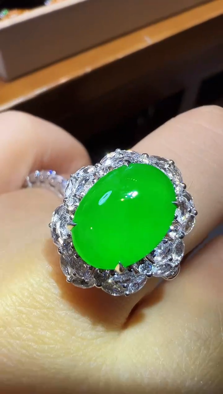 18K金镶嵌戒指翡翠蛋面