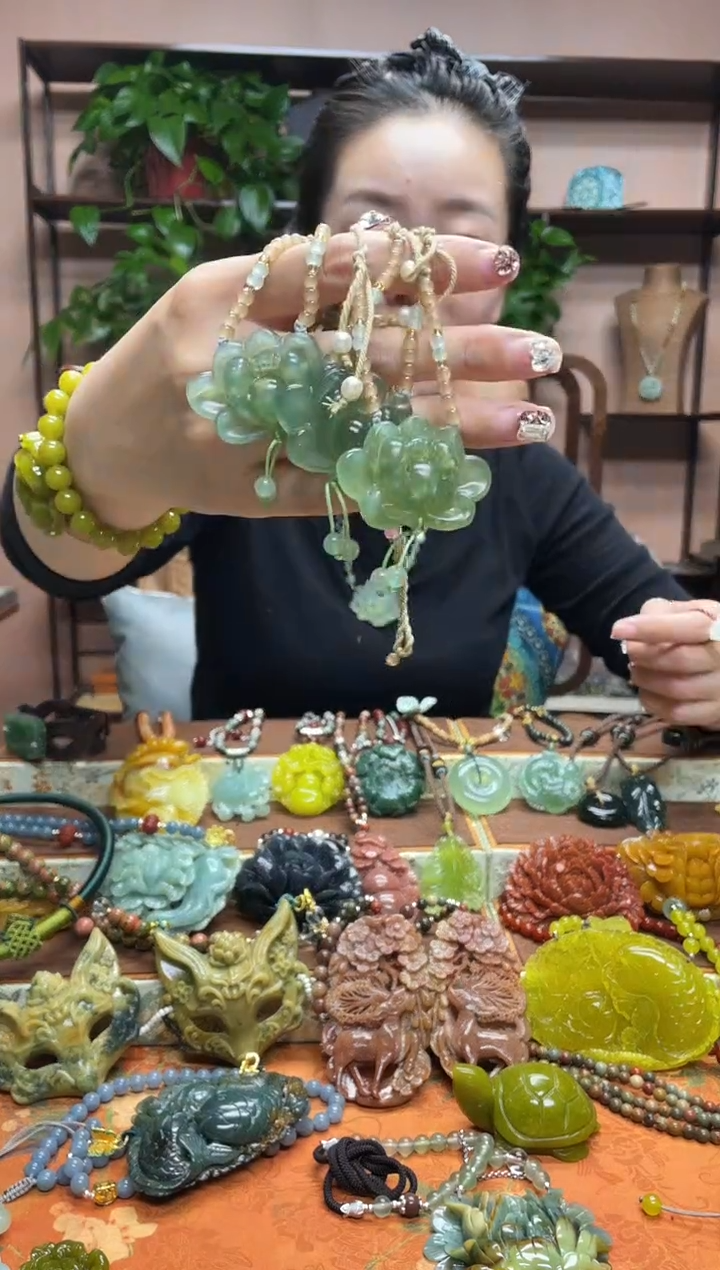 未镶嵌岫玉吊坠多样性发货发其中之一