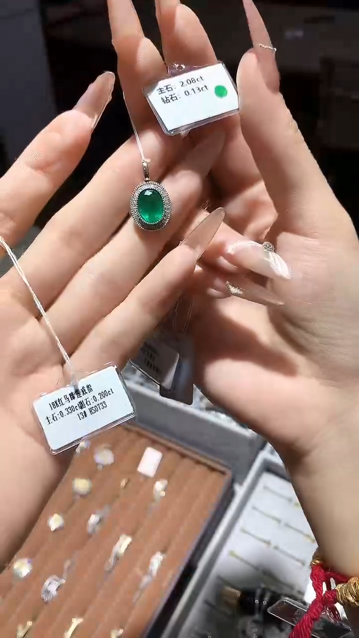 【闪购商品】祖母绿吊坠18K金镶嵌2.08克拉祖母绿吊坠