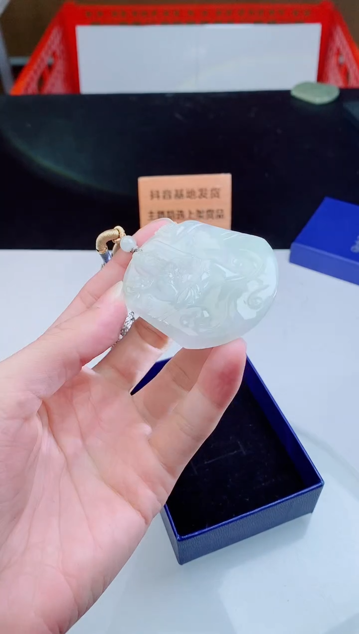 颈饰未镶嵌翡翠    